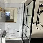 Dom wakacyjny Luxury Estate With Pool & *