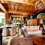 Dom wakacyjny Luxury Estate With Pool &