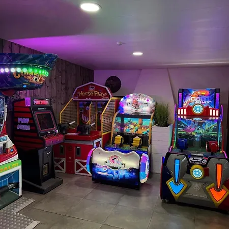 Luxury Estate With Pool & Дом отдыха