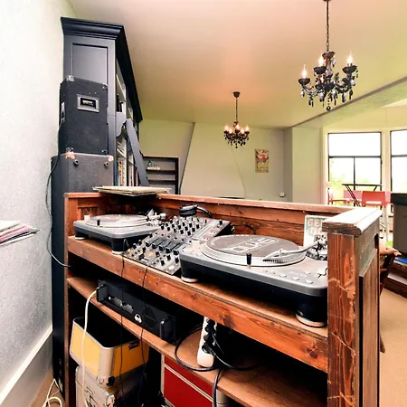 Дом отдыха Luxury Estate With Pool & Jamoigne